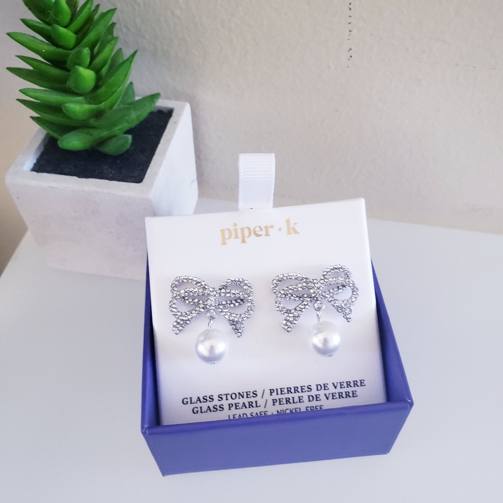 PIPER K NEW IN BOX Elegant  Faux Pearl & Glass Stone Bow Pierced Earrings